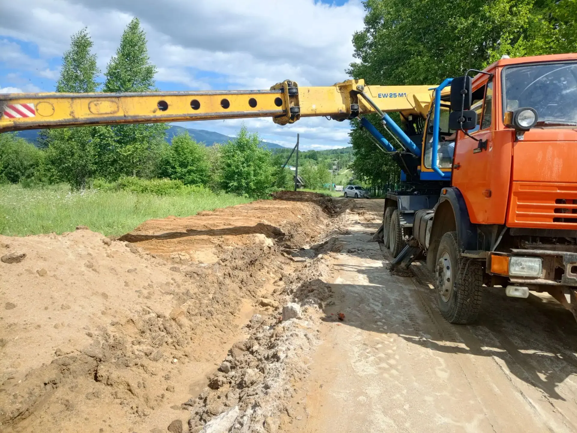 🤝В Кульдурском городском поселении провели подсыпку и грейдировку дорог на улице Пионе...