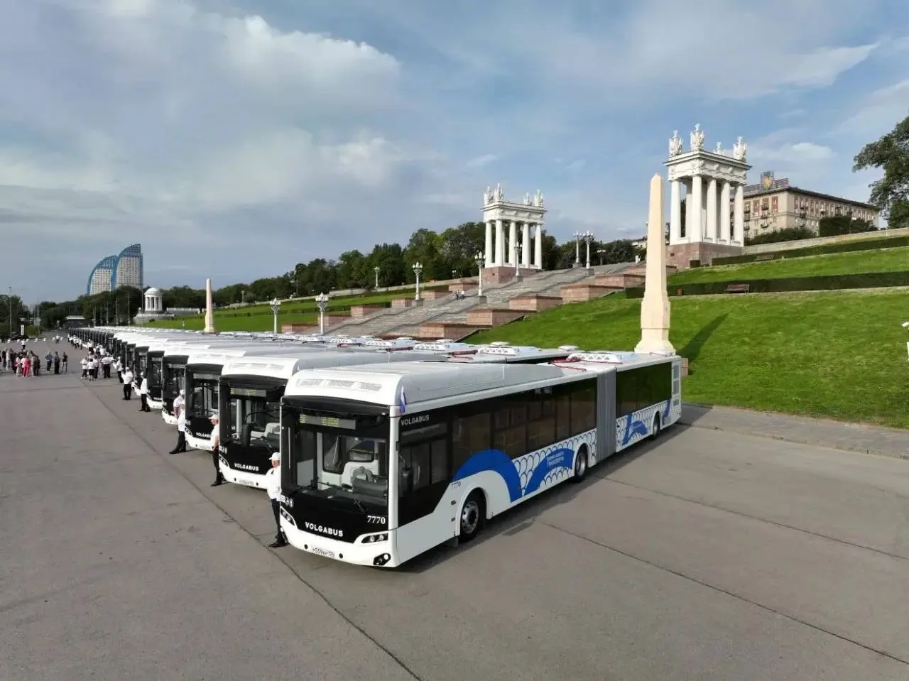 Парад новеньких больших автобусов прошёл на Центральной набережной Волгограда.