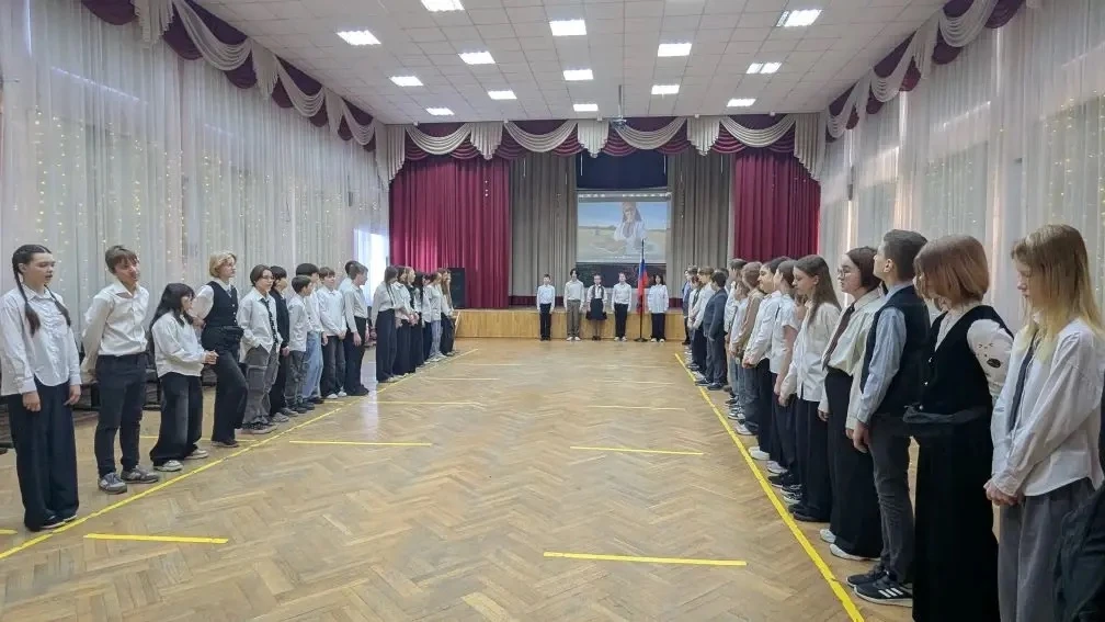 🇷🇺 Новая учебная неделя в нашей школе началась с церемонии поднятия флага Российской Федерации.    💠