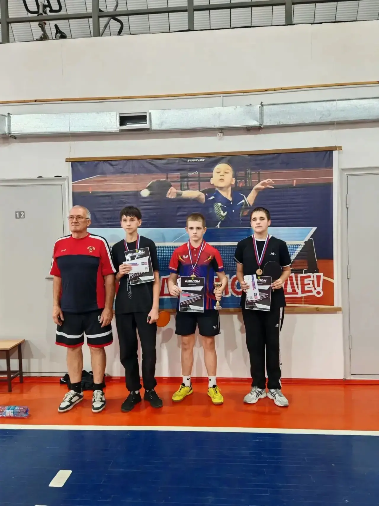 🏓 Юный теннисист из Кимильтея — призёр открытого турнира.