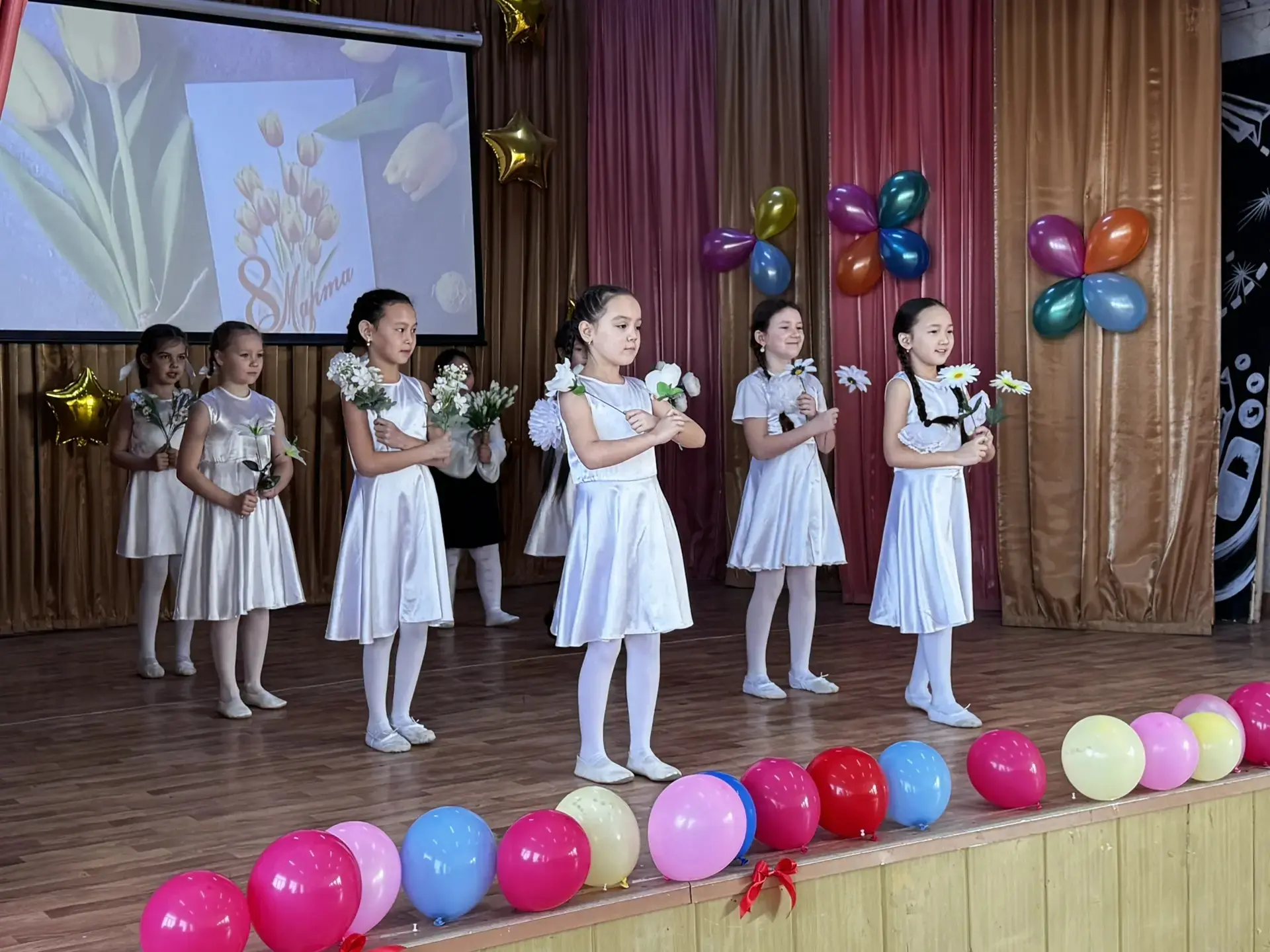 🌸 Самым любимым и нежным посвящается: праздник во 2 «В» классе! ✨  Сегодня в нашей школе было по-осо