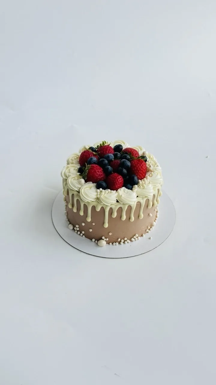 В наличии бенто торт с начинкой клубника ваниль! 🍓