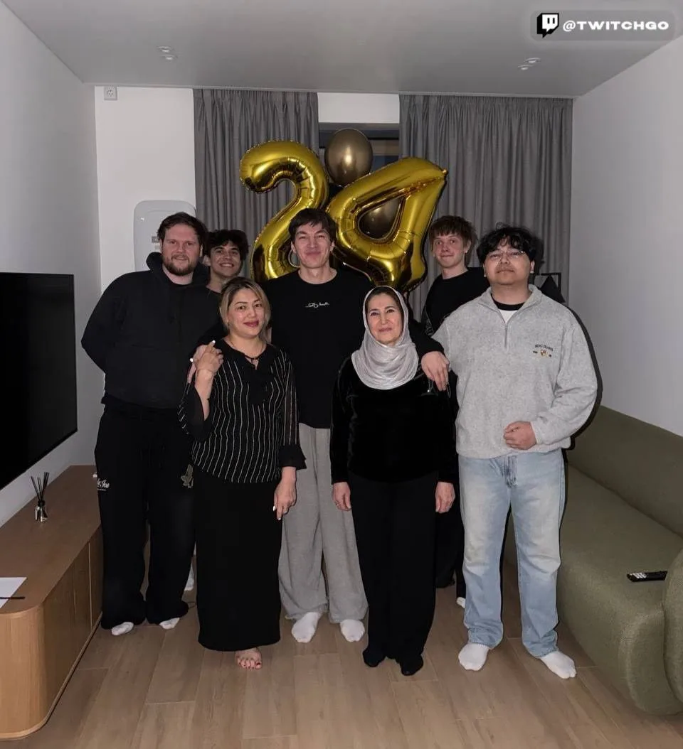 Шаху сегодня исполняется 24 года.