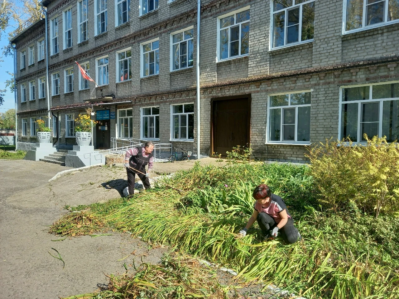 В ЦДТ №4 прошел  общегородской субботник, на который вышли дружным рабочим коллективом.