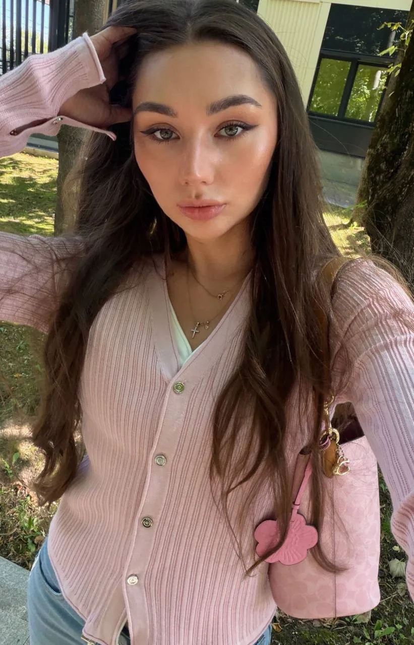 Я когда увидела эти джинсы с лампасами и кофточку, то поняла, это мое🌸

TATIKA настолько уникальна,