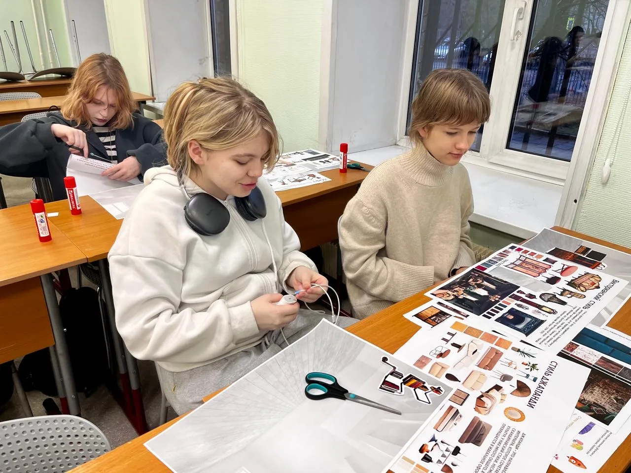 Профессиональные пробы   ☺️ Сегодня ученики 9Ч и 9Ш классов отправились в Первый Московский Образова