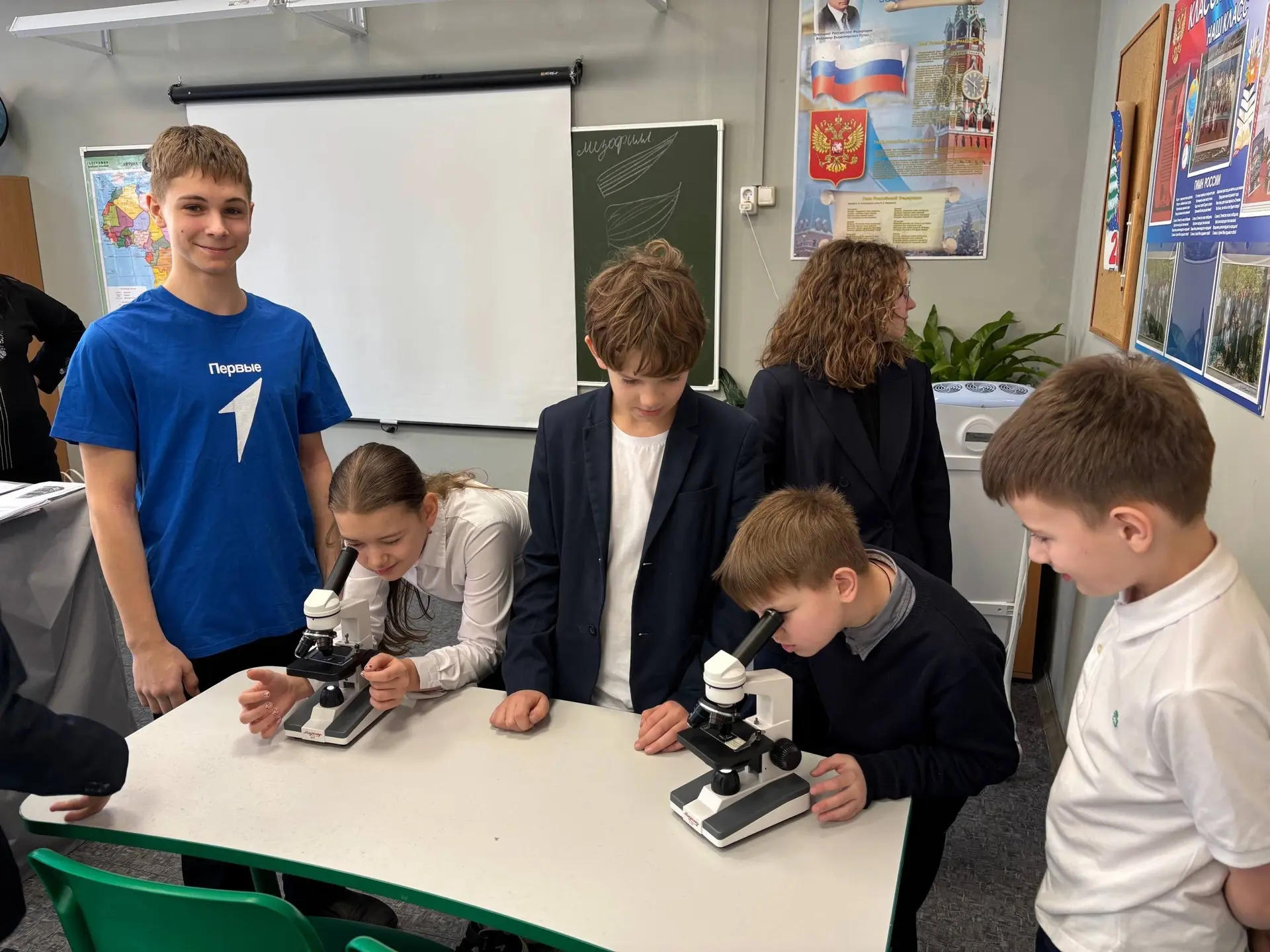 Наука на ладошке: зарядились наукой! ⚗️🔍🔬✨  День российской науки в нашей школе отметили по-настояще