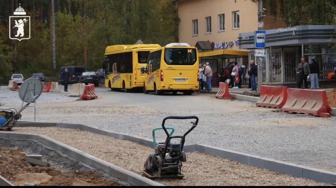 В Ярославле продолжается ремонт дороги и тротуаров у областной больницы