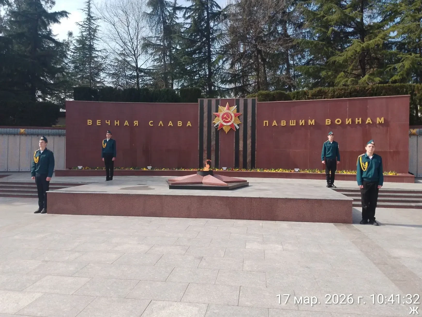 🇷🇺Учащиеся нашей школы получили уникальную возможность — нести Почетную вахту на Посту № 1.   🇷🇺Стоя