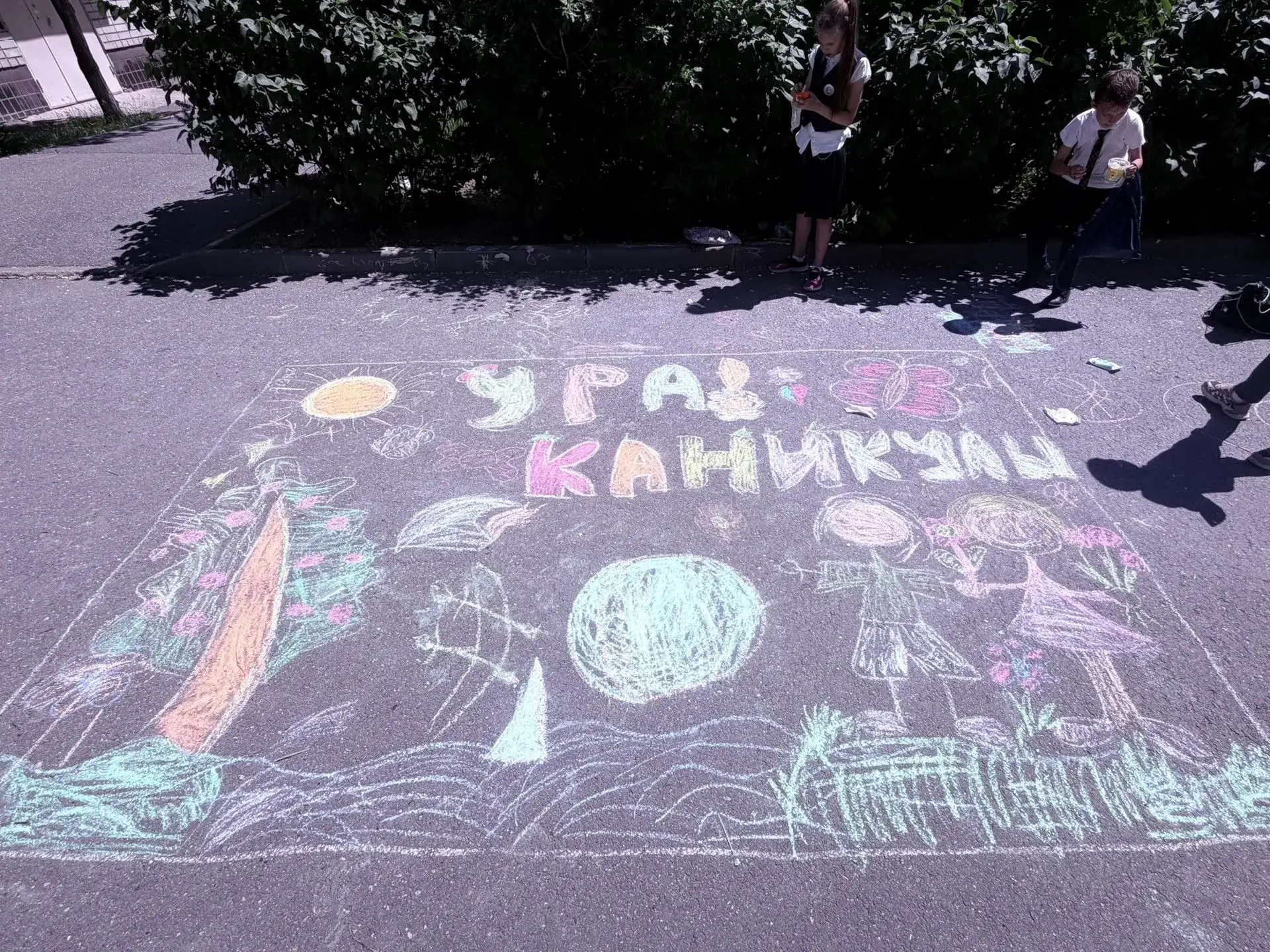 🎨 Урок ИЗО в 3В — на улице! В честь окончания учебного года ребята вышли на улицу и создали коллекти