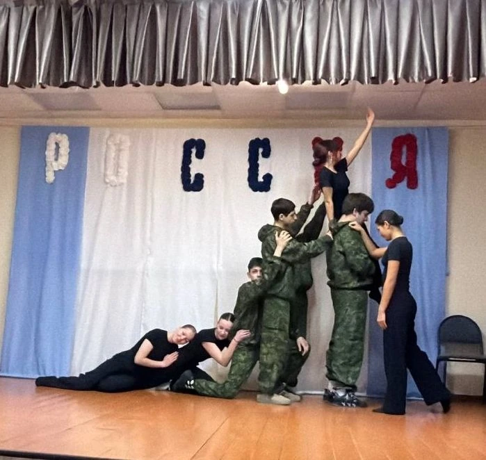 🎶 17 и 18 февраля в Еткульской школе прошли отборочные этапы фестиваля военно-патриотической инсцени