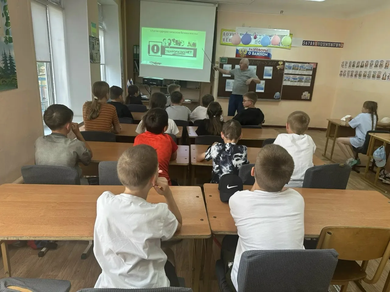 В летнем пришкольном лагере «Радуга» Шолоховской гимназии прошла важная беседа на тему терроризма. С
