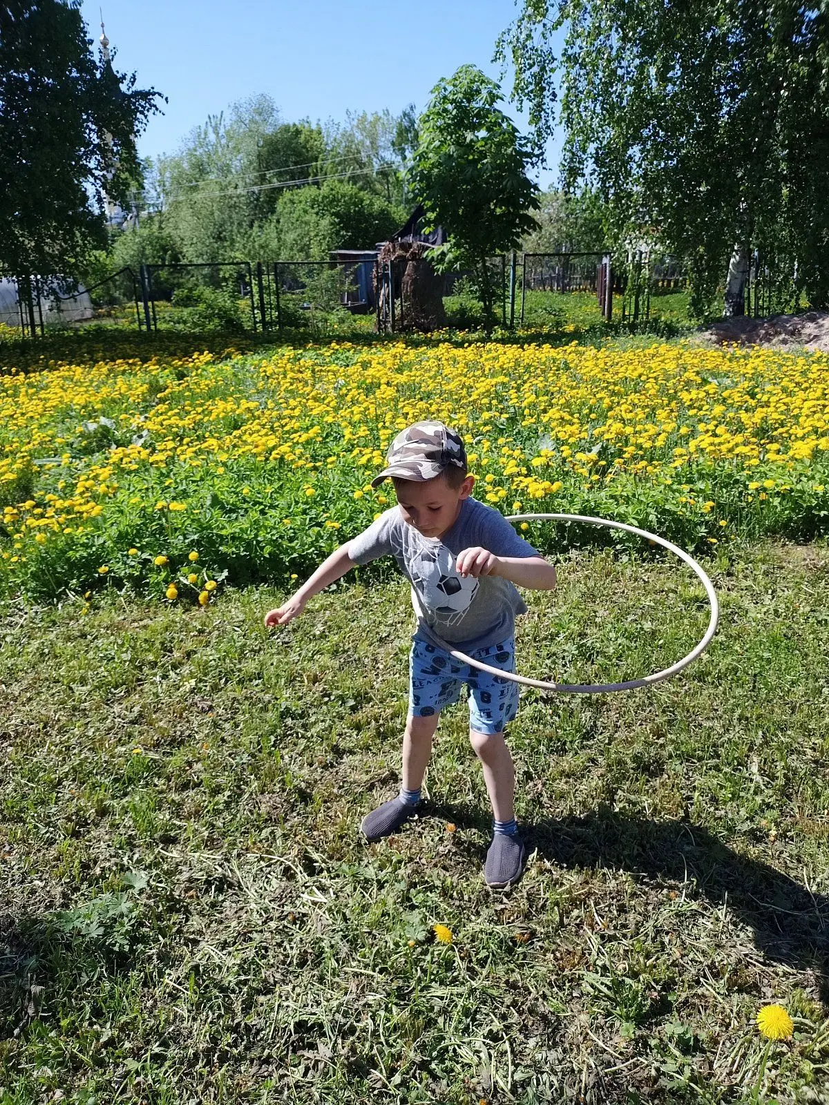 Раздаётся визг и смех,