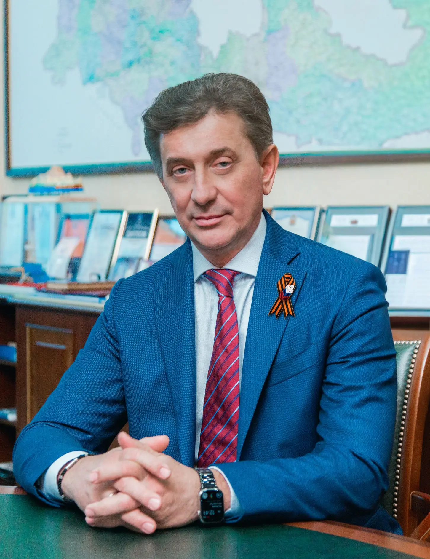 Уважаемые коллеги, сослуживцы! 

Поздравляю с Днем России – праздником национального единства, гордо