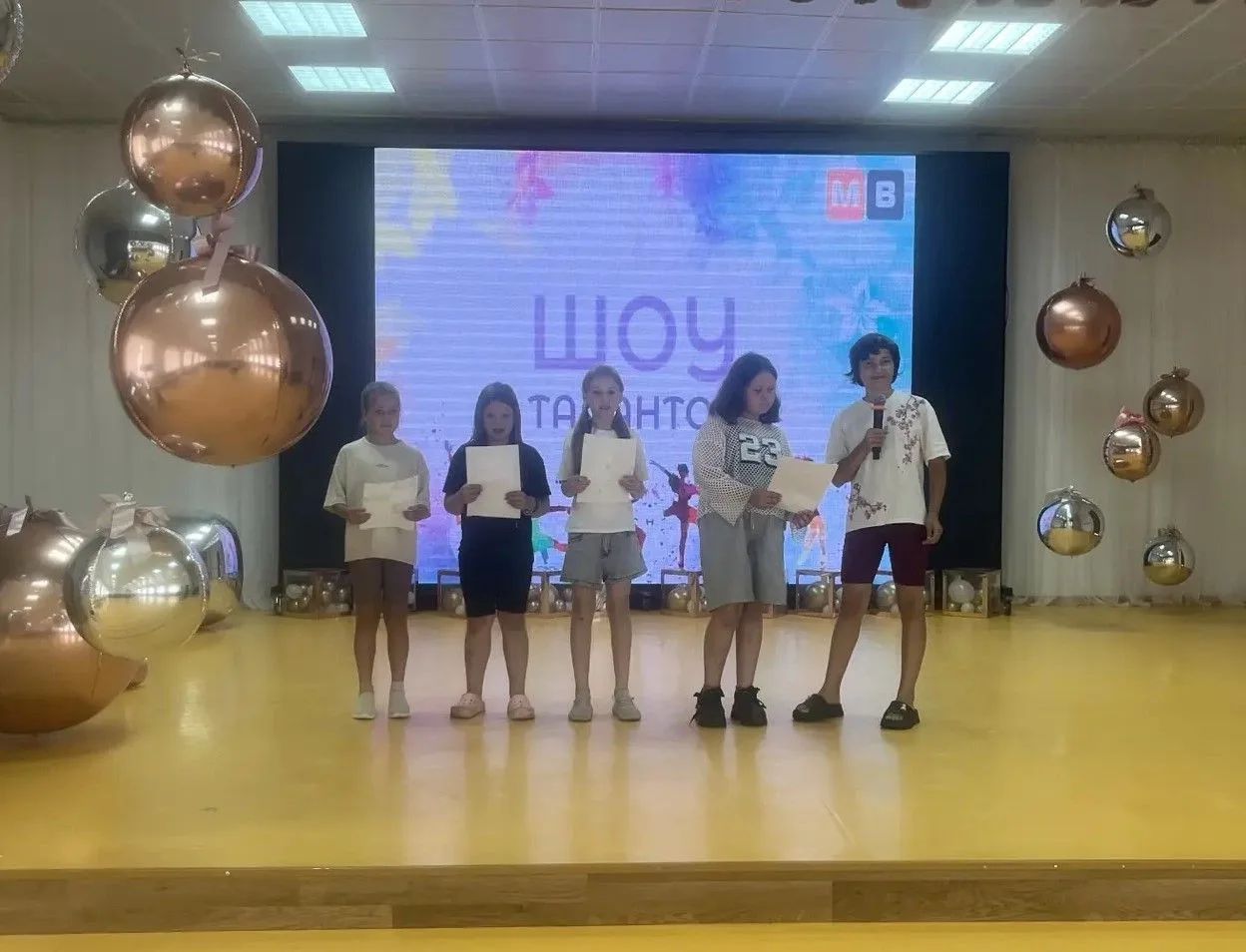 ⭐«Минута славы» в нашем лагере!
⁣
Сегодня наша школьная площадка превратилась в настоящий театр тала