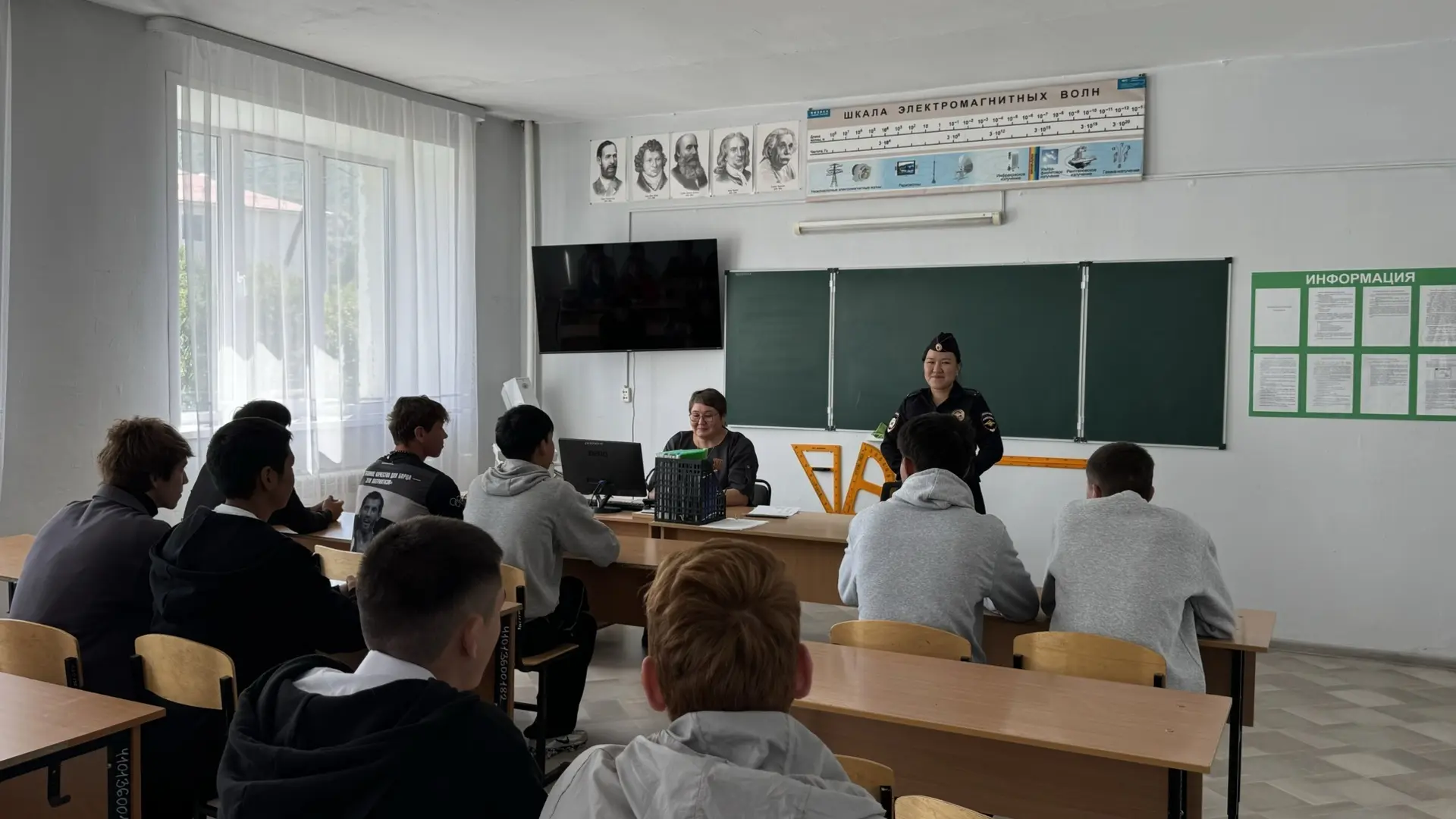 🔈 1 сентября, в День знаний, старший инспектор направления по осуществлению администра...