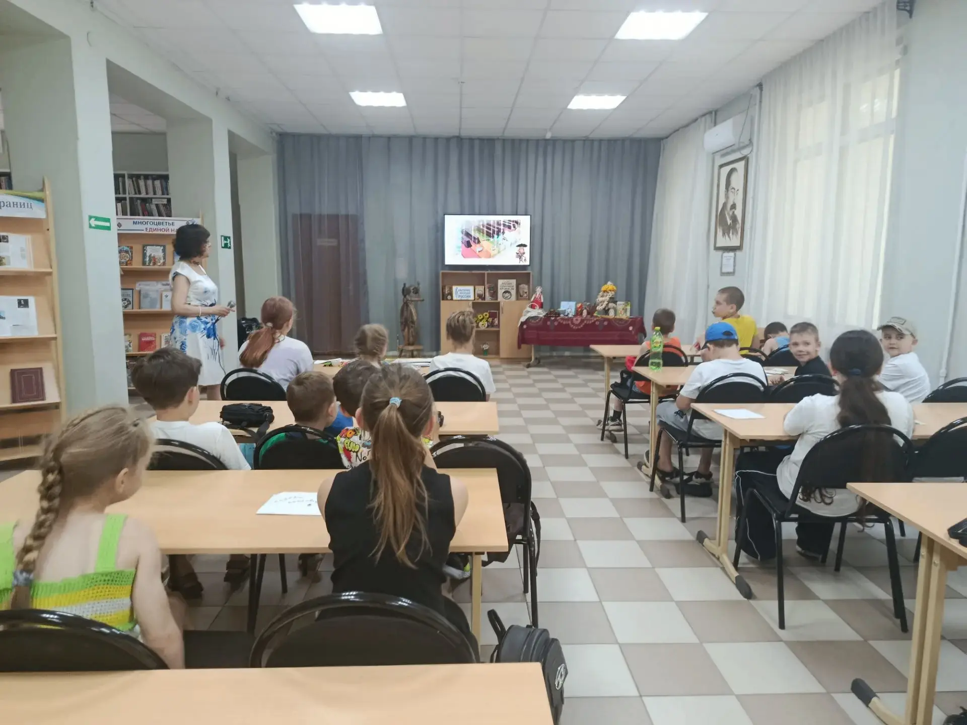 Прикосновение к душе России: наши ребята знакомились с народными промыслами
Лето — это не только сол
