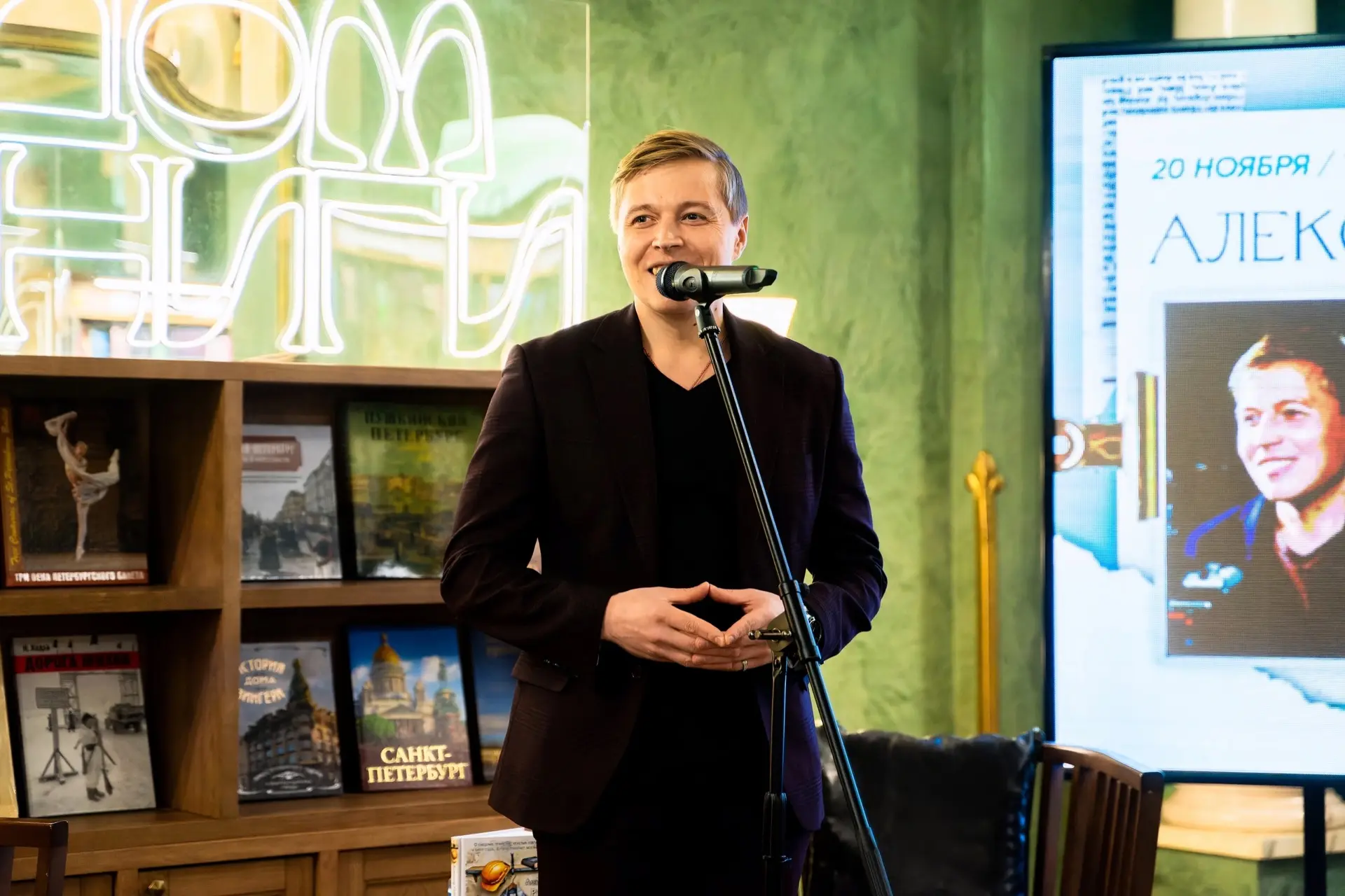 У Александра Райна таких историй ⬆️ набралось на целую дюжину книг!