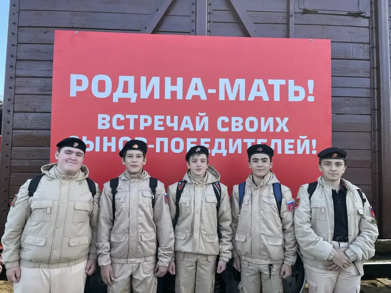 📍Гимназисты-активисты движения «Первых», а также участники военно-патриотического клуба «Честь имею»