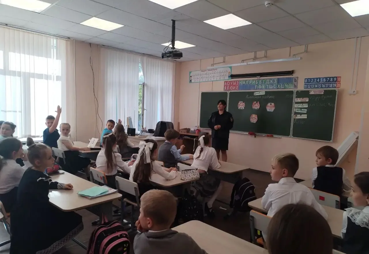 🚦Путь домой и в школу — без опасностей! Второклассники прошли инструктаж от инспектора...