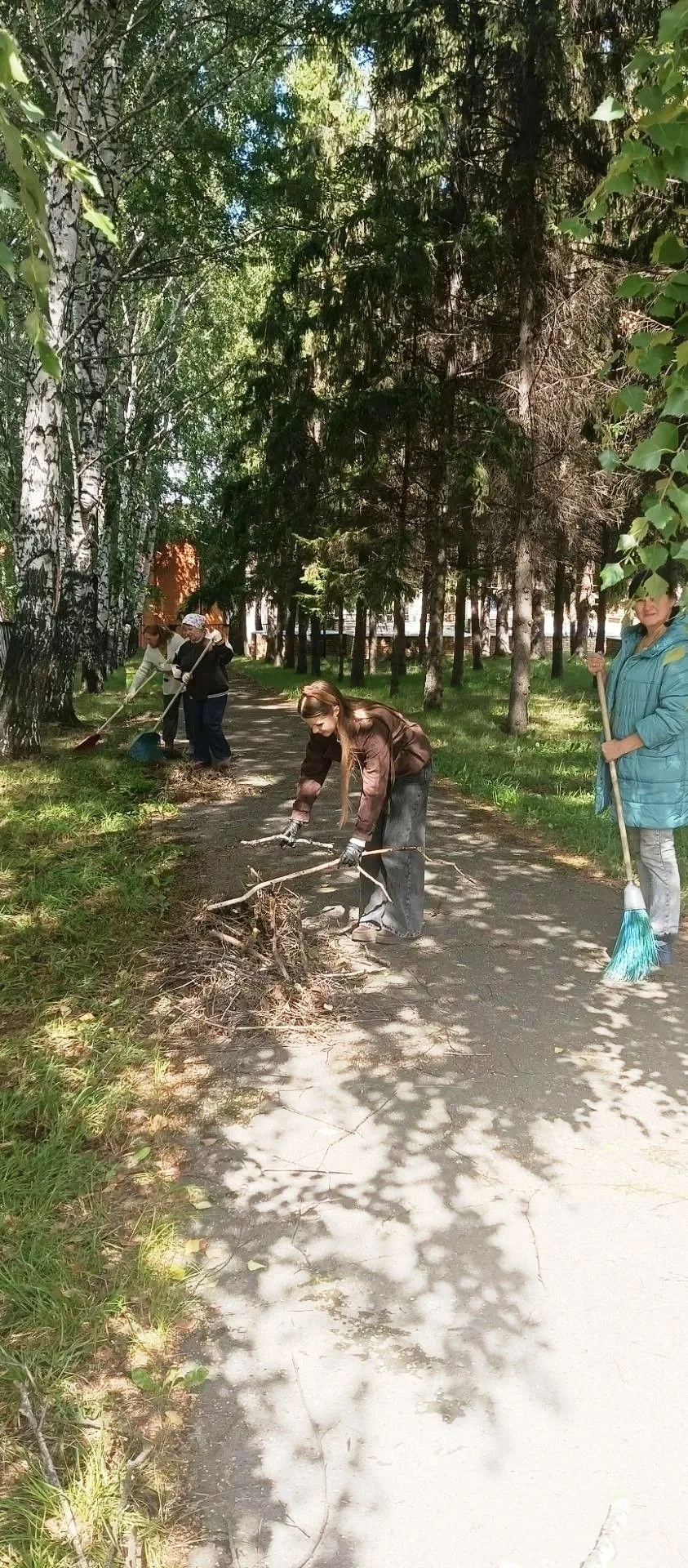 18 августа сотрудники детского сада провели уборку общественного пространства, располож...