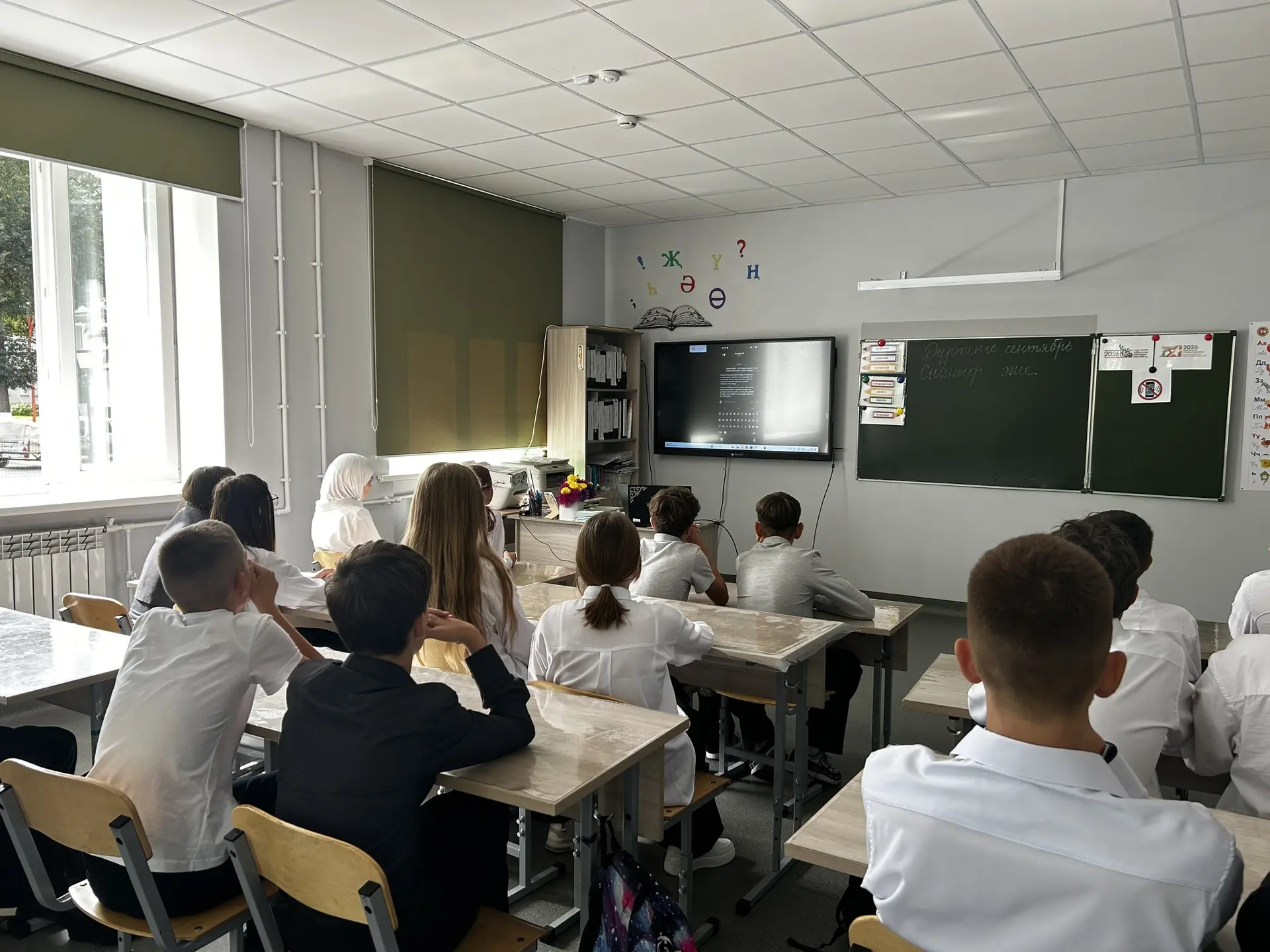 Обучающиеся 7-8 кл посмотрели вертикальный сериал "Что мы делаем в сети?" , созданный М...
