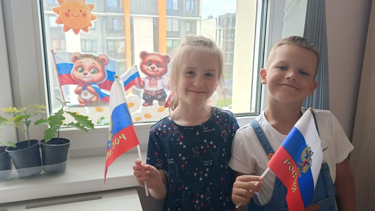 С днём России тебя поздравляем! 
Быть полезным стране желаем! 
Чтобы в жизни всё удавалось 
И только
