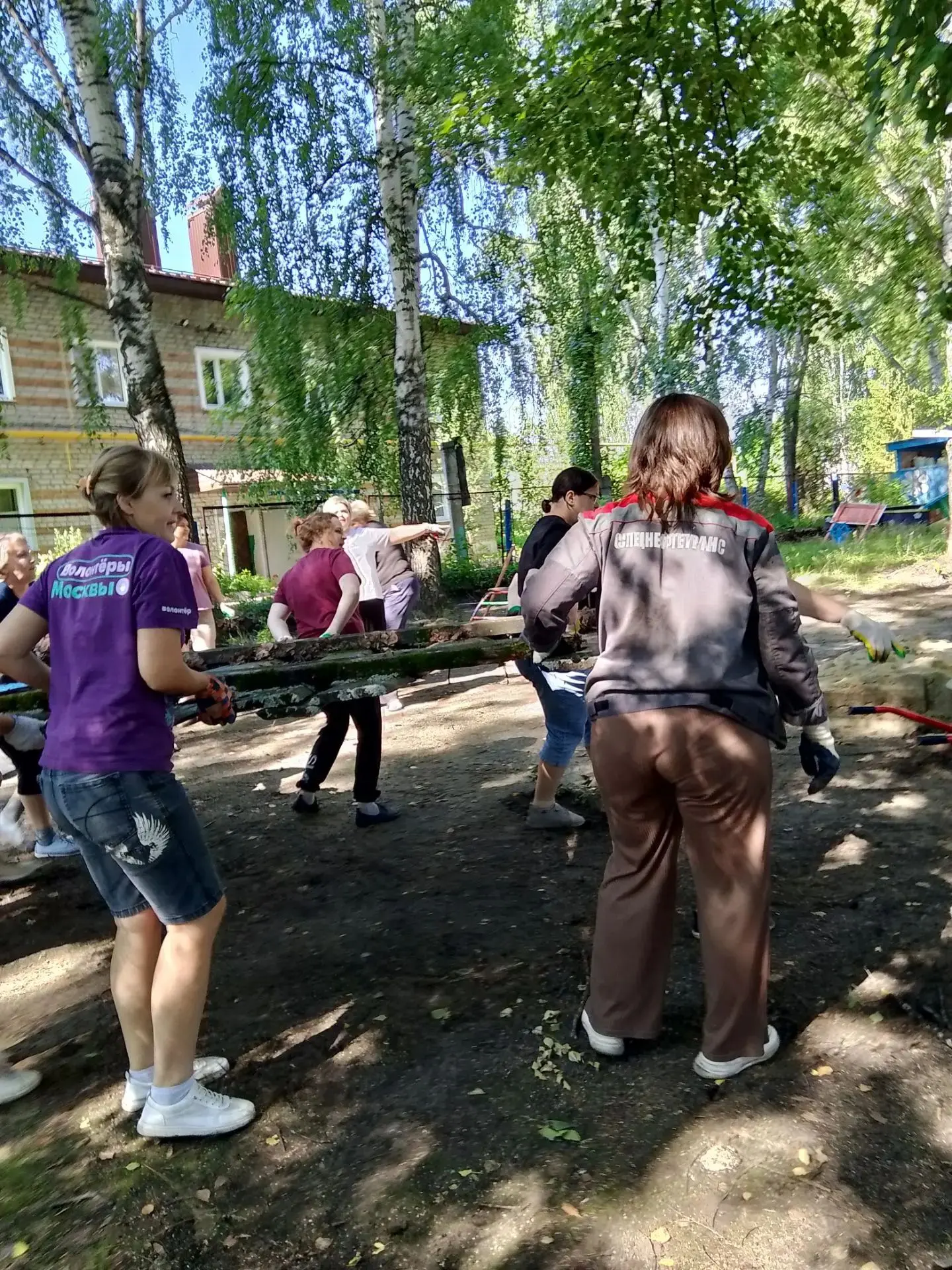 Преображаем нашу «Алёнушку»!

Наш дружный коллектив трудится на  благоустройстве территории! ☀️

 Мы