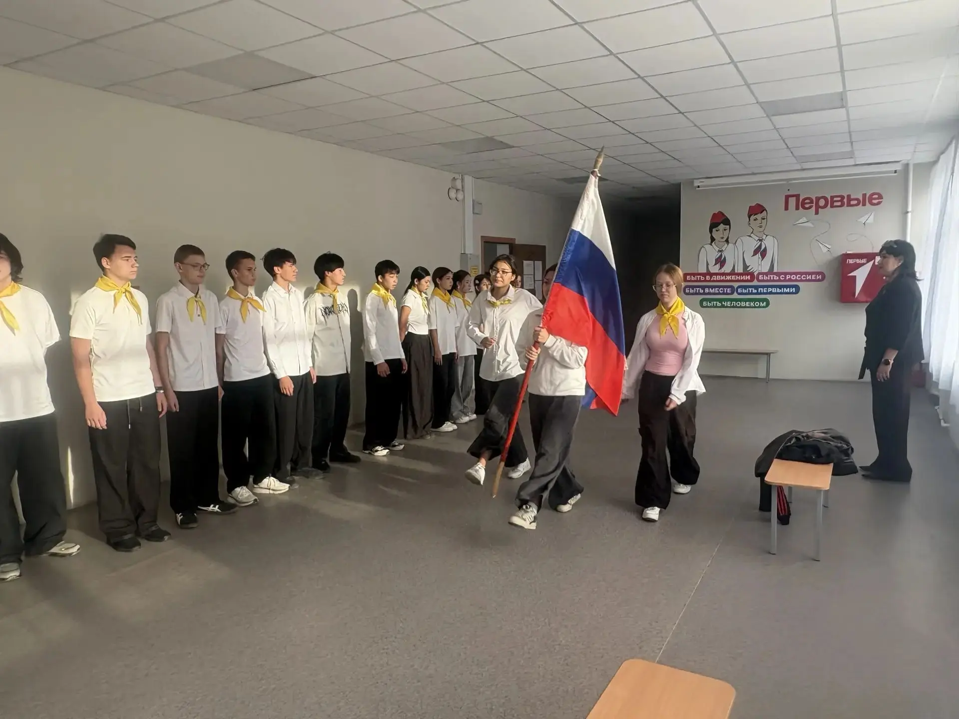 🇷🇺 Сегодня в нашей школе прошла традиционная церемония поднятия Государственного флаг...