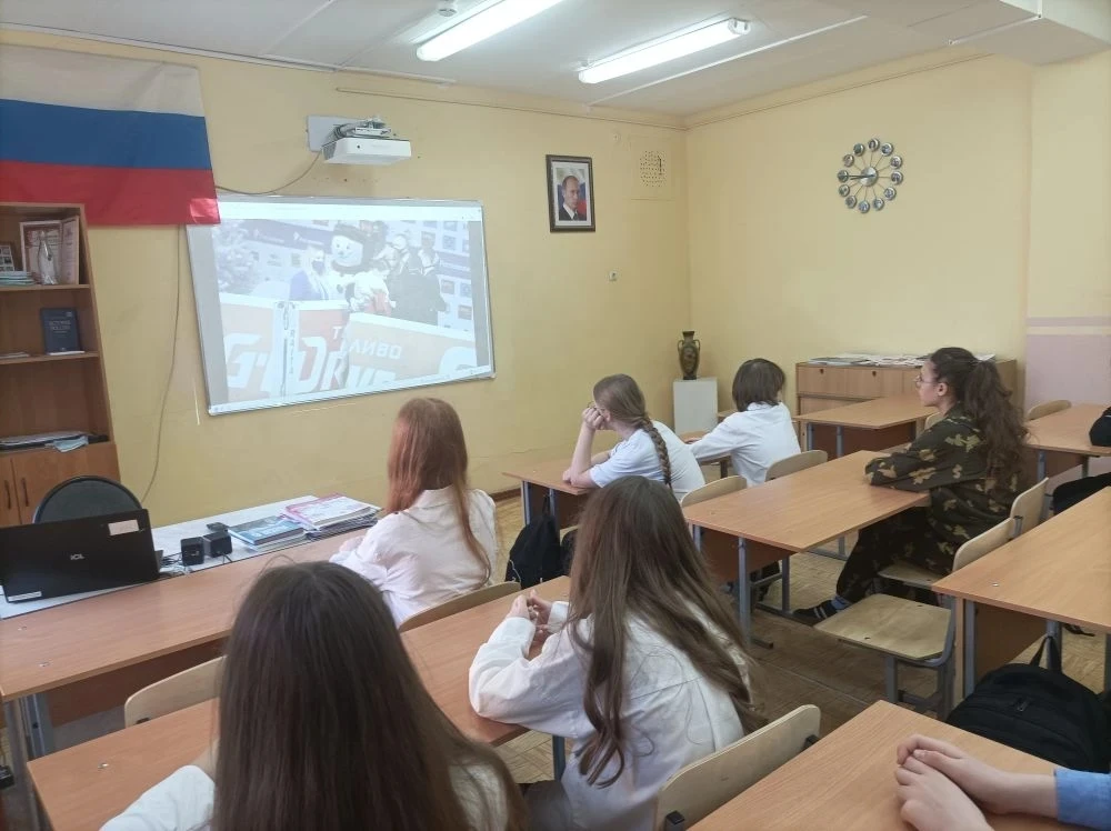 ⚡️📝РАЗГОВОРЫ О ВАЖНОМ  🇷🇺 Утро понедельника в нашем лицее  традиционно началось с торжественной лине