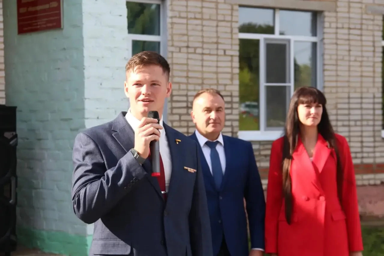 В деревне Надеждино состоялась праздничная линейка, посвящённая началу нового учебного ...