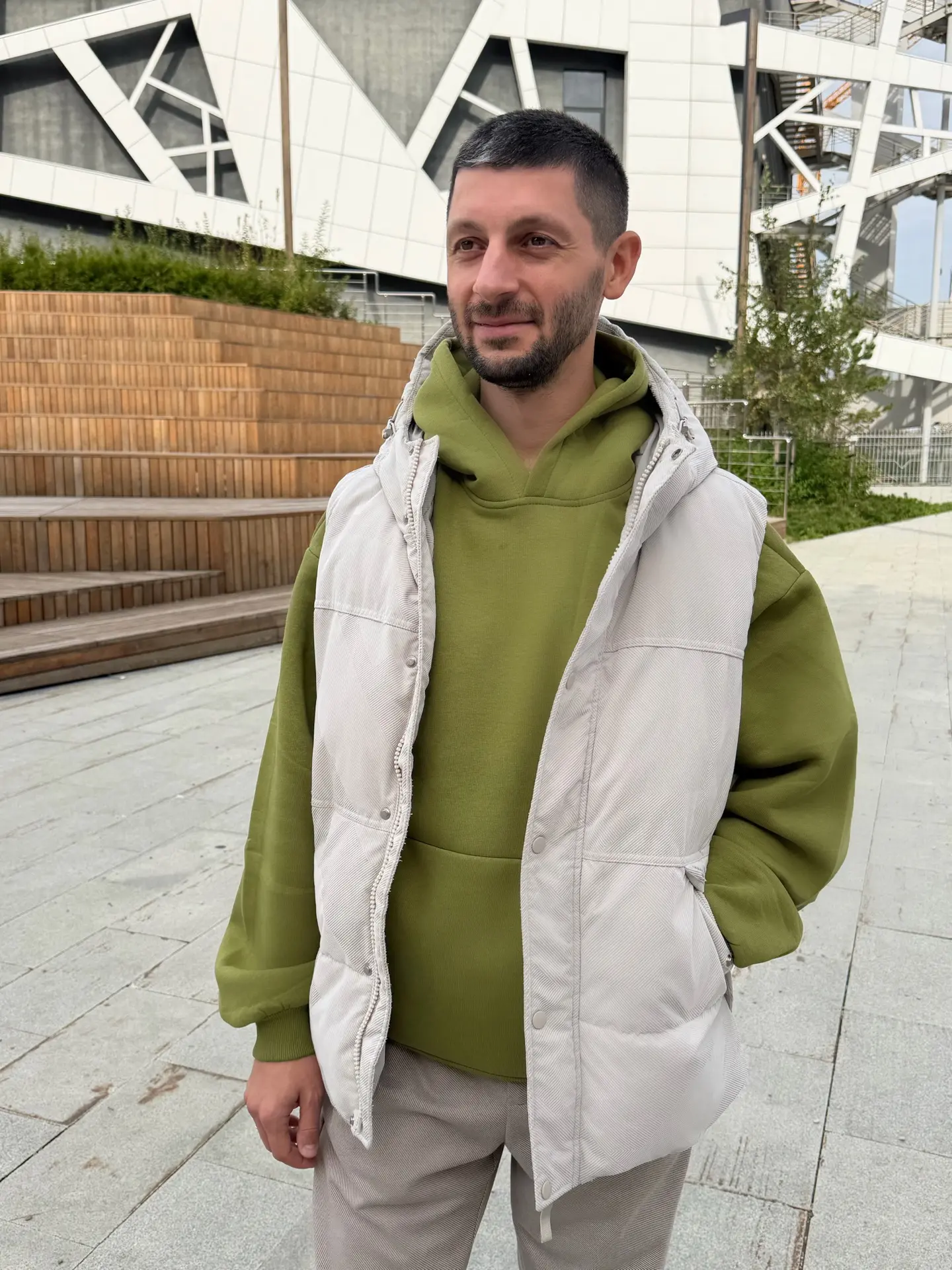 У мужа тоже такой свеженький образ сегодня💚. Говорю: «Влад, не шевелись, там трава гар...