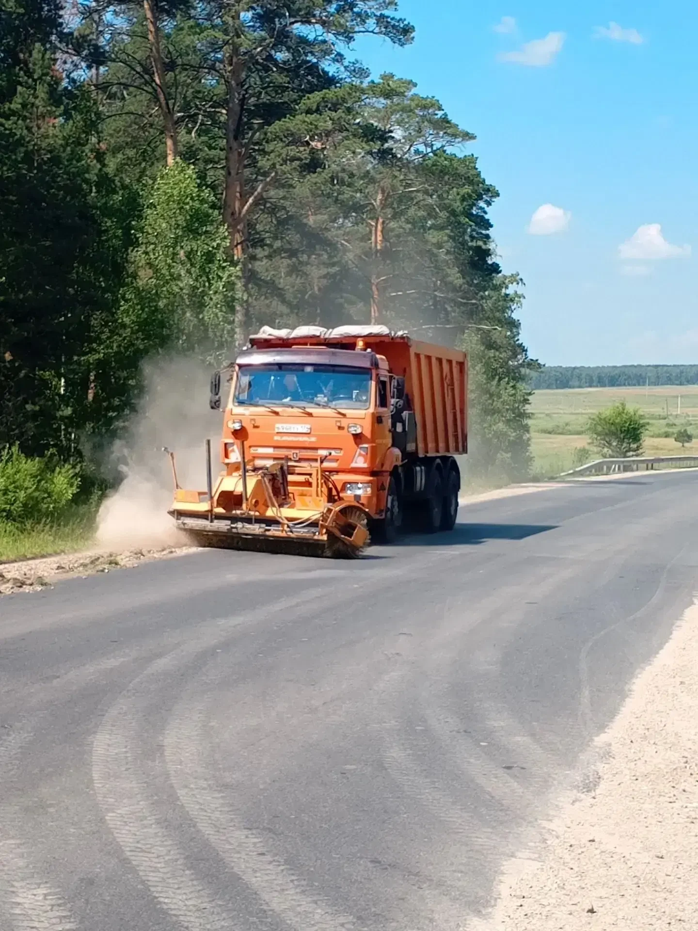 🚧 Каждый сухой день — на вес золота для дорожников

В этом году погода не раз вносила коррективы в 