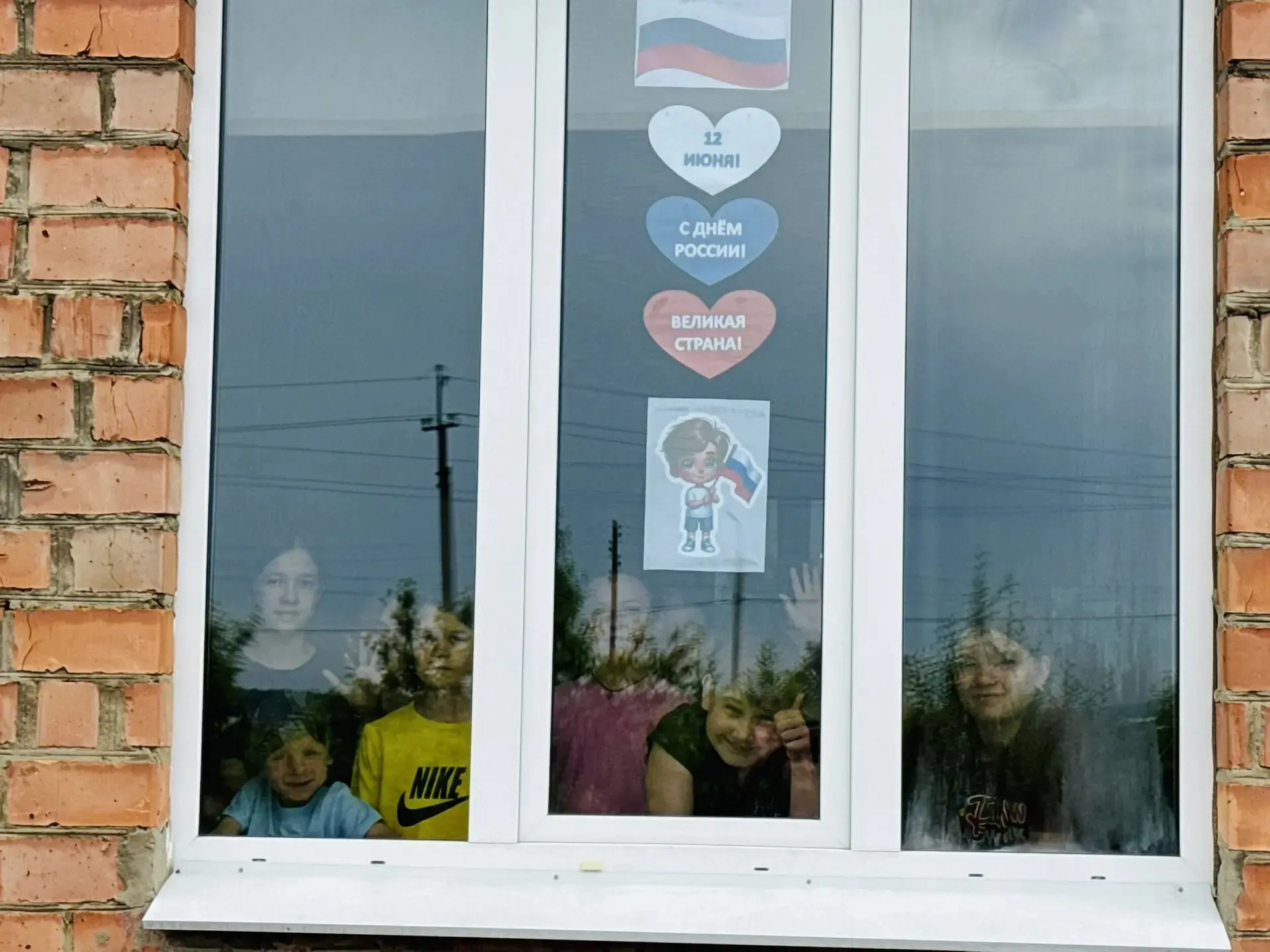 Сегодня день в лагере дневного пребывания был посвящён предстоящему празднику — Дню России! 🇷🇺

В 