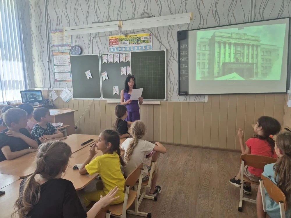 В День русского языка в рамках информационной акции, приуроченной ко Дню русского языка, ребята, отд