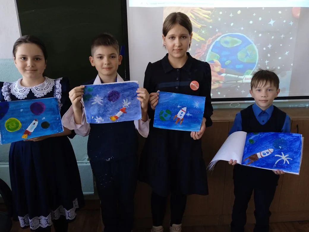 Учащиеся 4" Б" класса активно принимают участие в Неделе космонавтики.  На уроке ИЗО рисовали космос