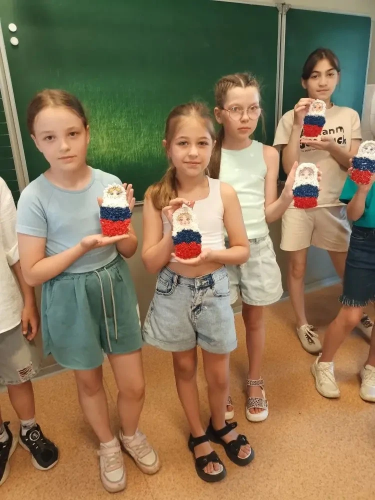 🇷🇺 С Днём России! 

🪆 Главным событием дня в пришкольном лагере стала подготовка к выставке матрё