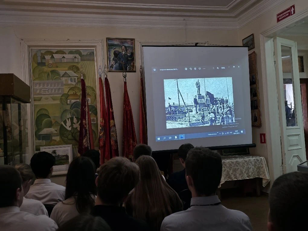 📌 Девятиклассники погрузились в историю русских традиций! 👩‍👧‍👦    🎨 Девятиклассники Бутурлиновской 