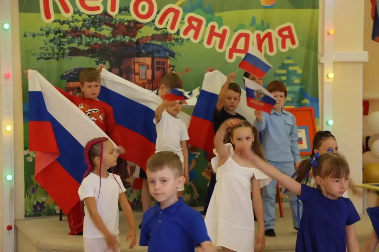 Россия начинается с детства.
И именно воспитатели и родители каждый день передают детям то, что дела