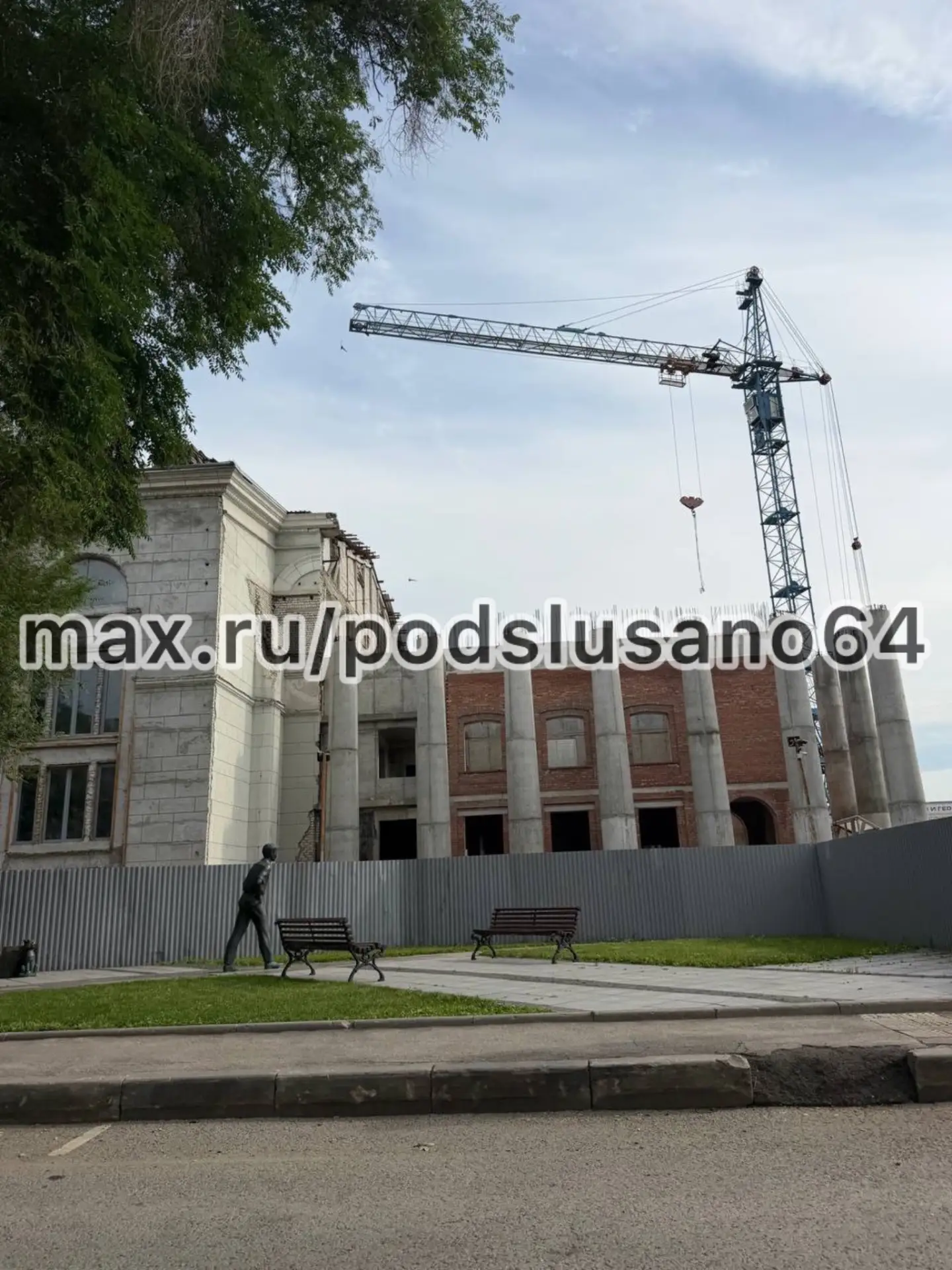 На многомиллиардном недострое театра оперы и балета полностью закончили установку башенного крана. Н