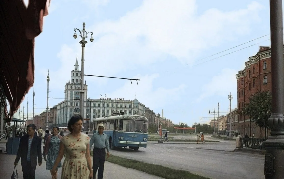 Комсомольская Площадь 1960-1970 год
 
Фото раскрасил Сергей Зима

Подпишись max.ru/vikiperm