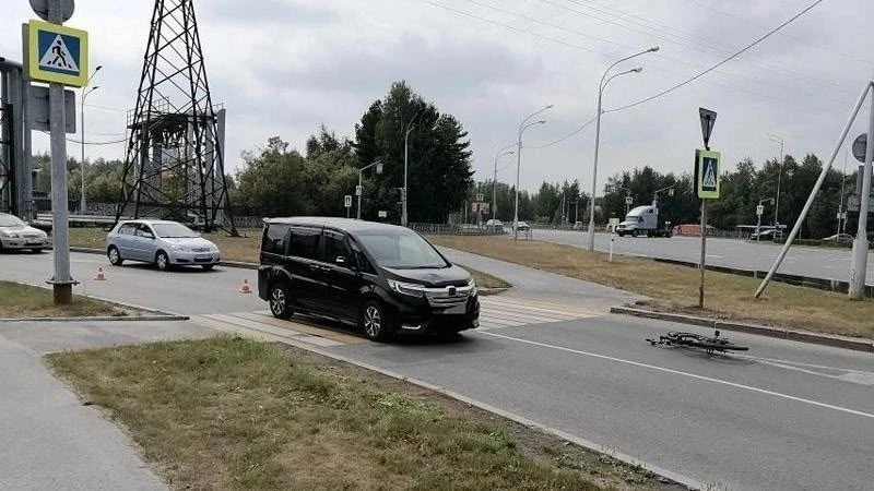 В Югре автомобиль сбил велосипедиста, который пересекал дорогу по пешеходному переходу ...