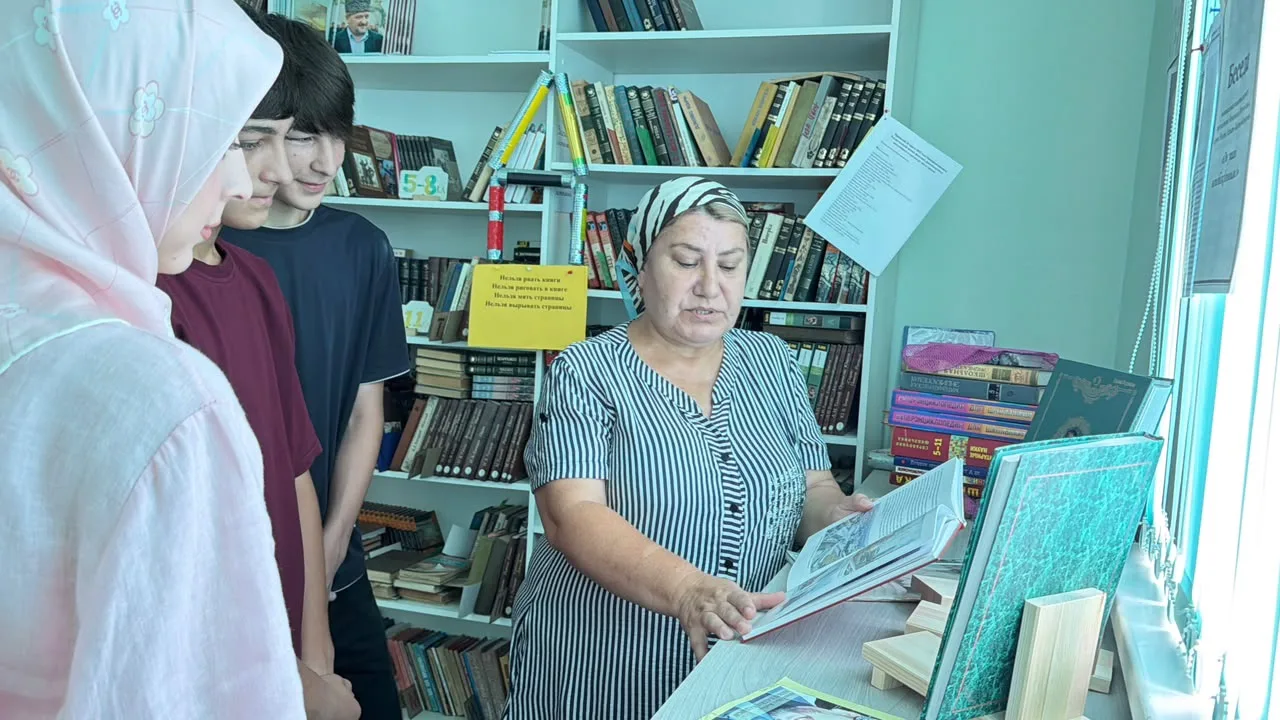 Ко дню рождению Ахмата-Хаджи Кадырова в школьной библиотеке оформлена выставка-память «...