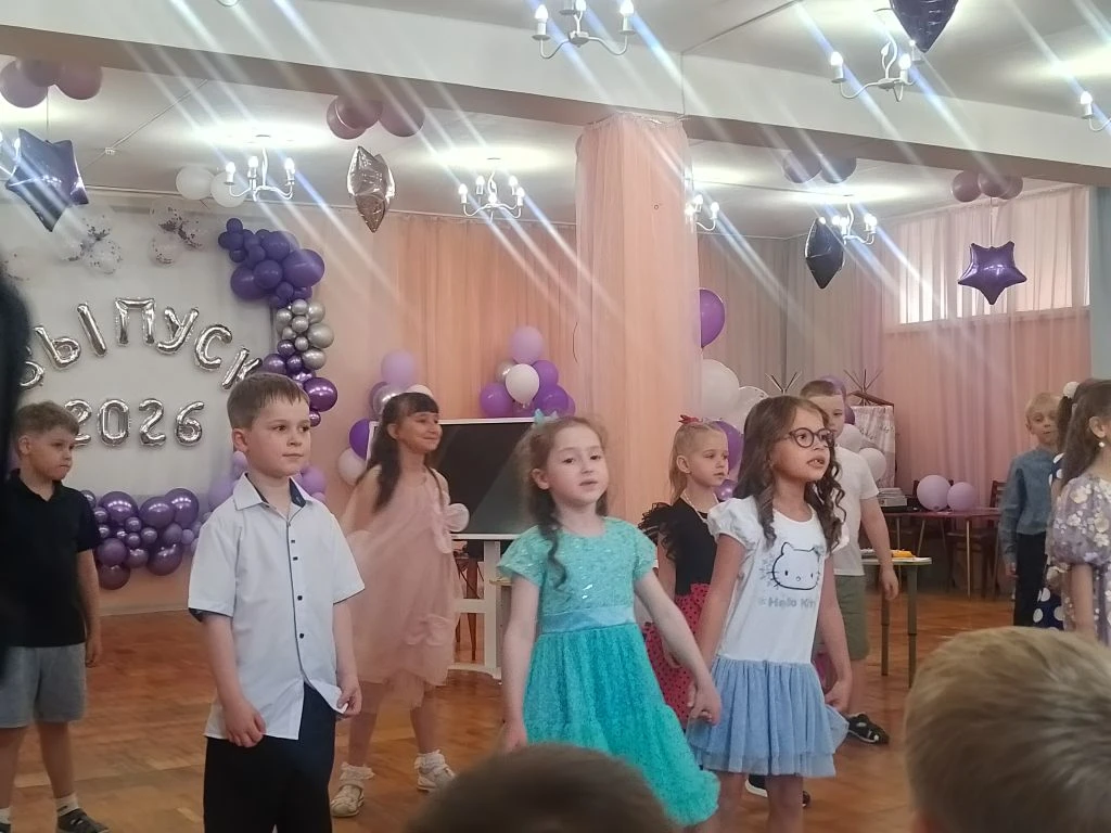 В этот момент мир замирает. Когда твой ребёнок смотрит на тебя со сцены, а ты пытаешься незаметно см