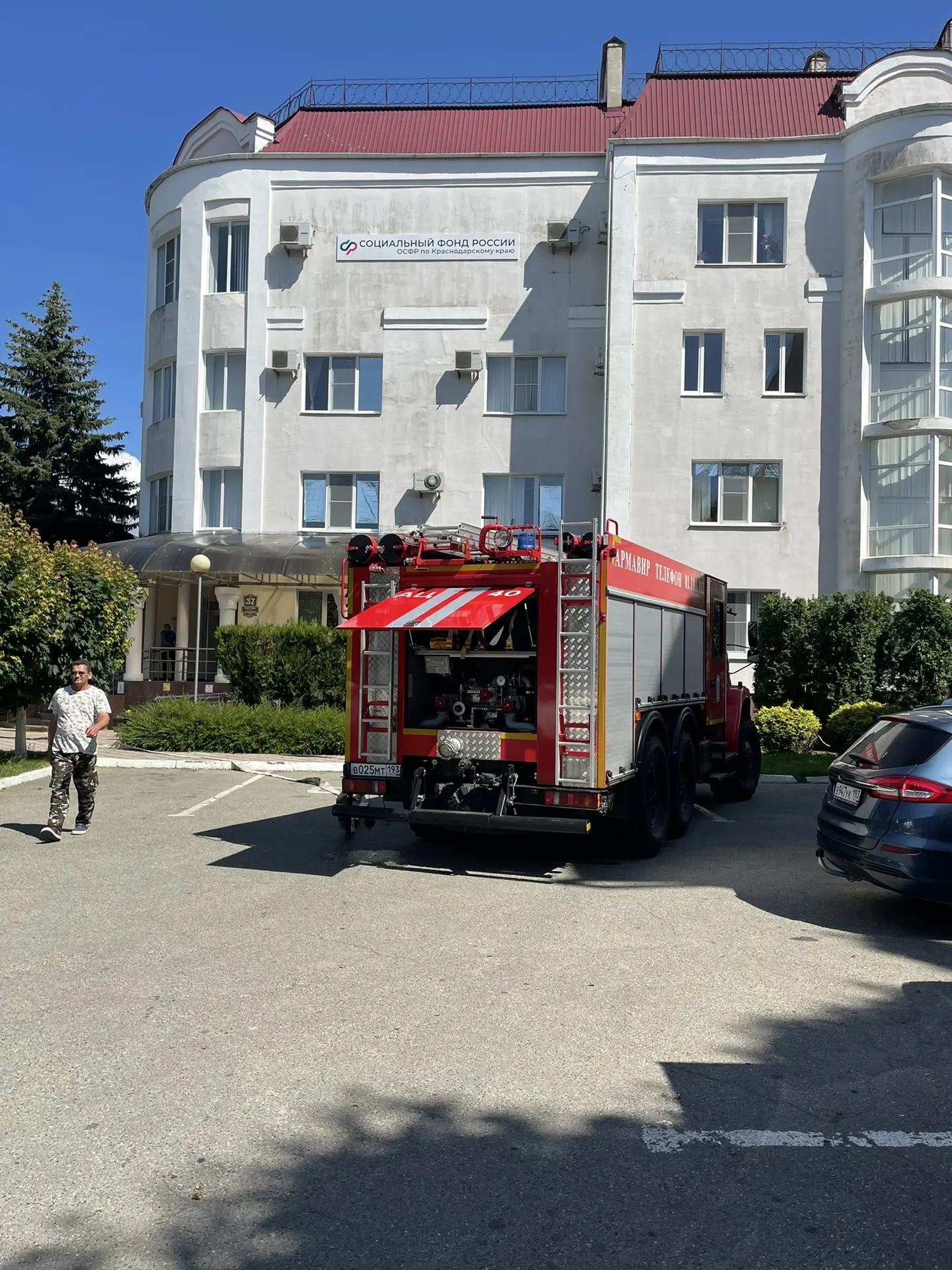 В здании соцфонда (бывшего пенсионного) задымление

Персонал и посетителей вывели на улицу. Со сторо