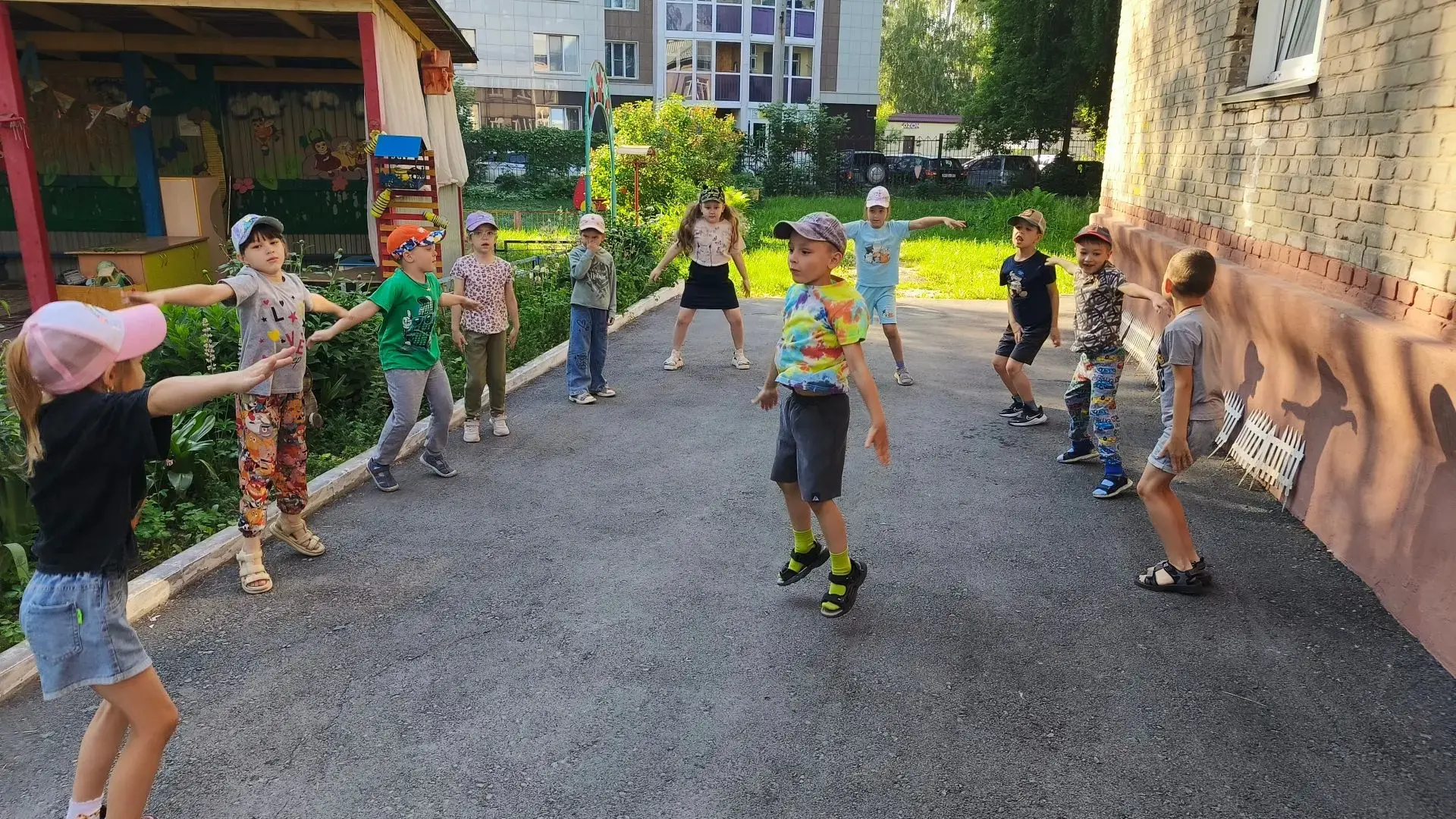 По порядку
Стройся в ряд!
На зарядку
Все подряд!

Левая!
Правая!
Бегая,
Плавая,
Мы растем
Смелыми,
Н