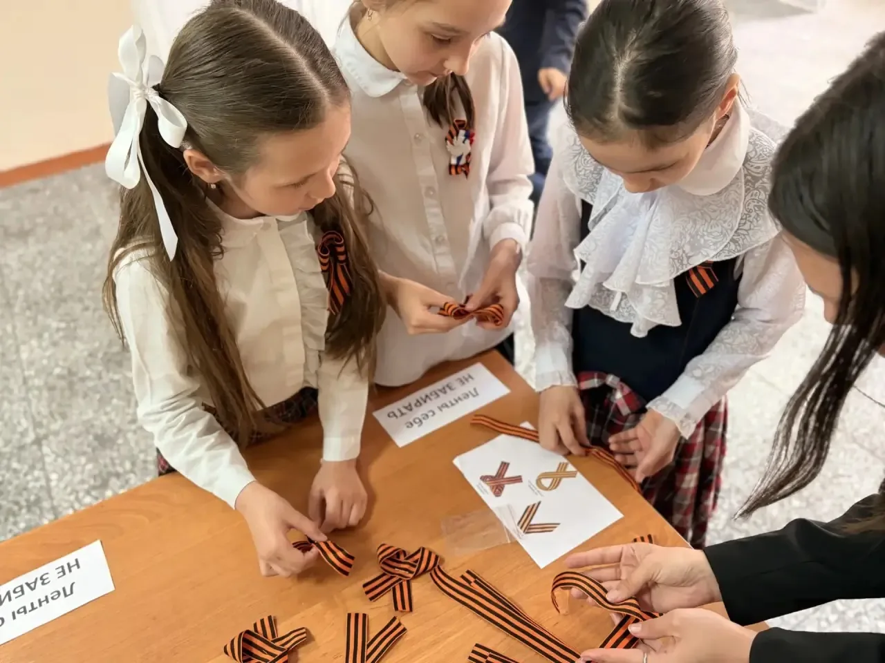 Мастер-класс «Носи правильно» 🎗️  В нашей школе прошел мастер-класс по завязыванию Георгиевских лент