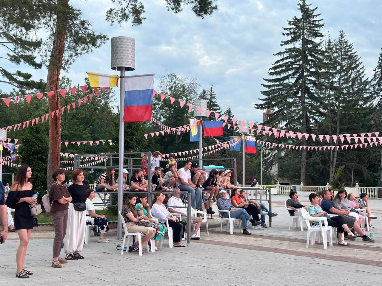 📹Кинотеатр под открытым небом собирает зрителей по вечерам.                           ...