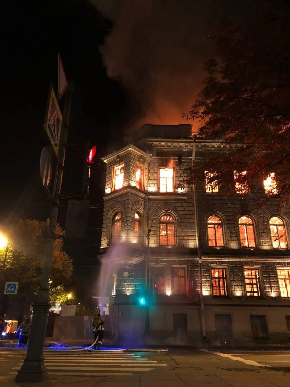 ❗️Дым поднимается над центром Петербурга: новые кадры пожара в особняке XIX века рядом ...