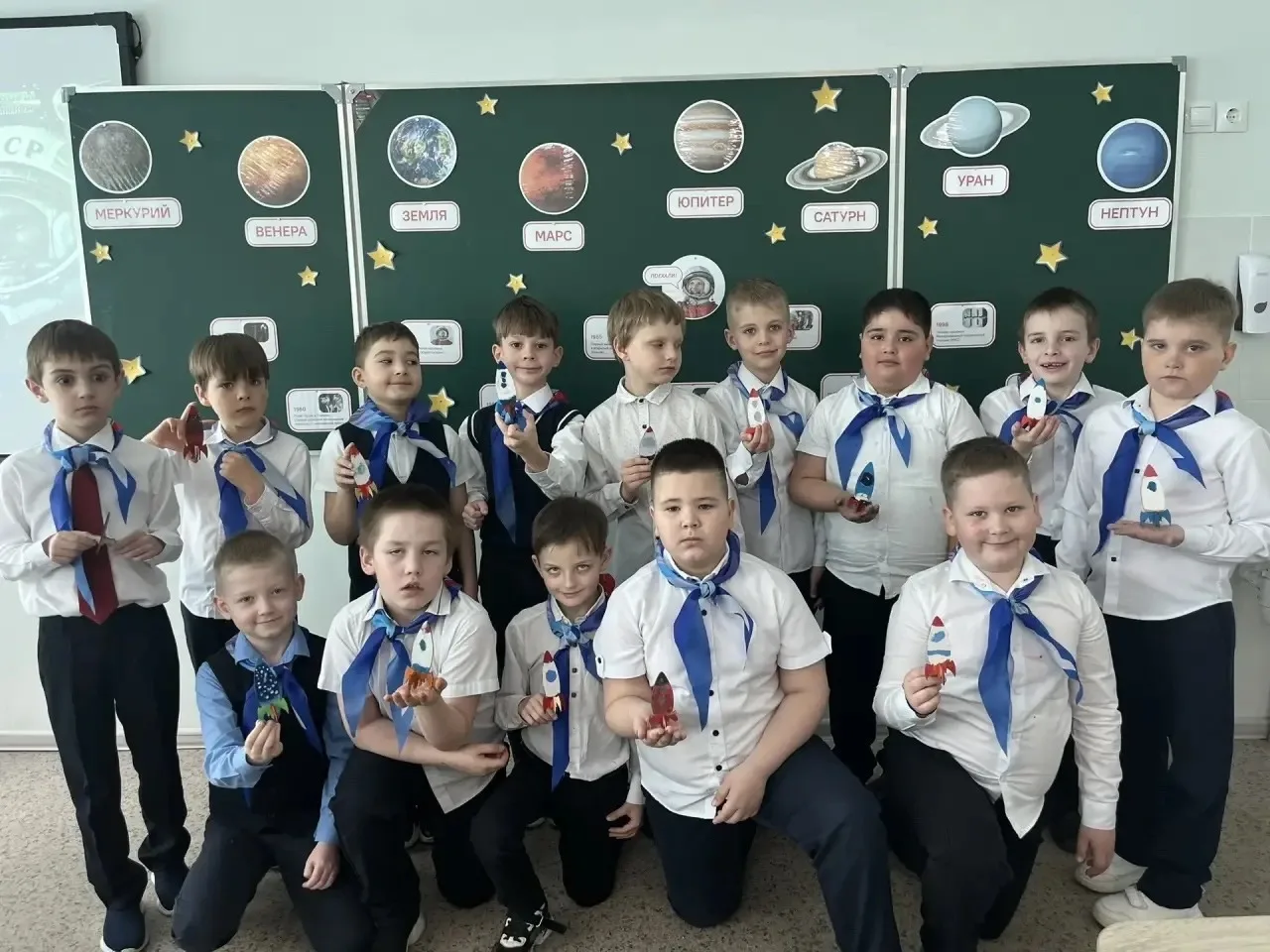 65 ЛЕТ ЛЕГЕНДАРНОМУ «ПОЕХАЛИ!» 🚀🌌  Сегодня наша школа погрузилась в настоящий космос!  65 лет назад 